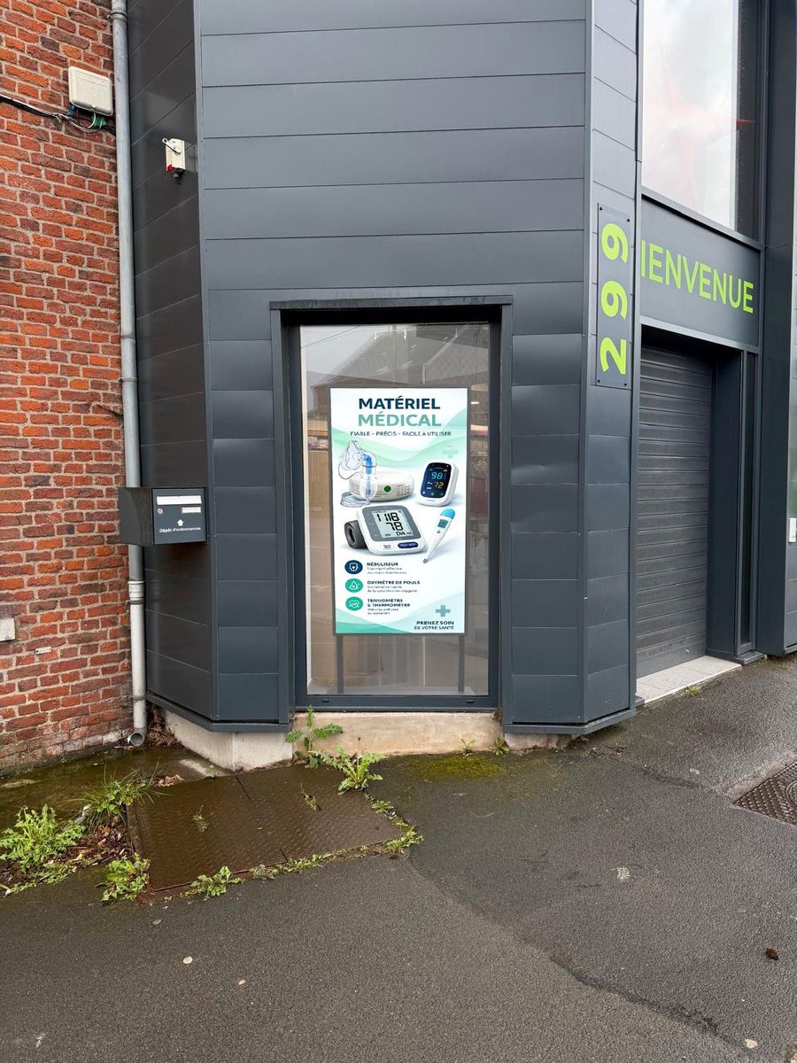 Installation TECHLIZ&nbsp;: écran vitrine sur rue, magasin de matériel médical