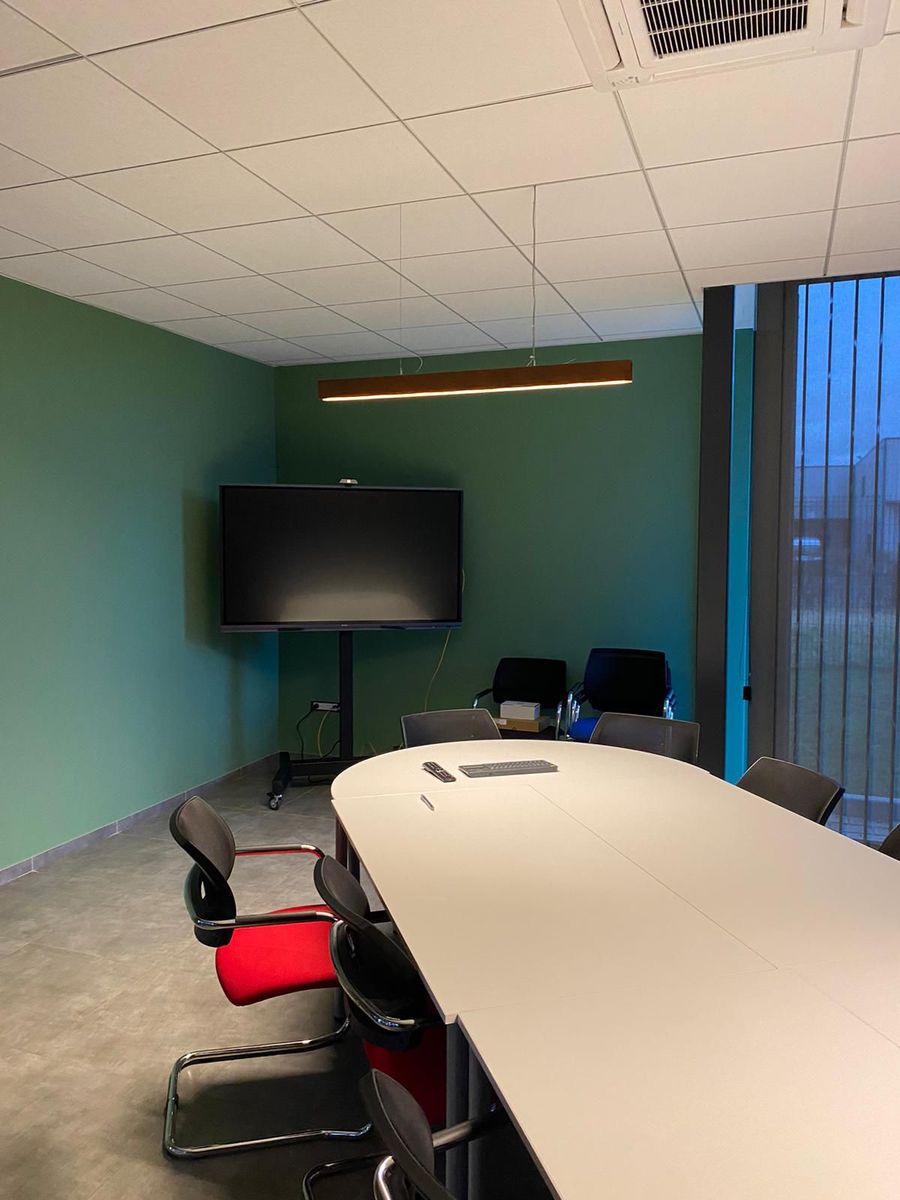 Installation TECHLIZ&nbsp;: écran interactif sur pied mobile, salle de réunion