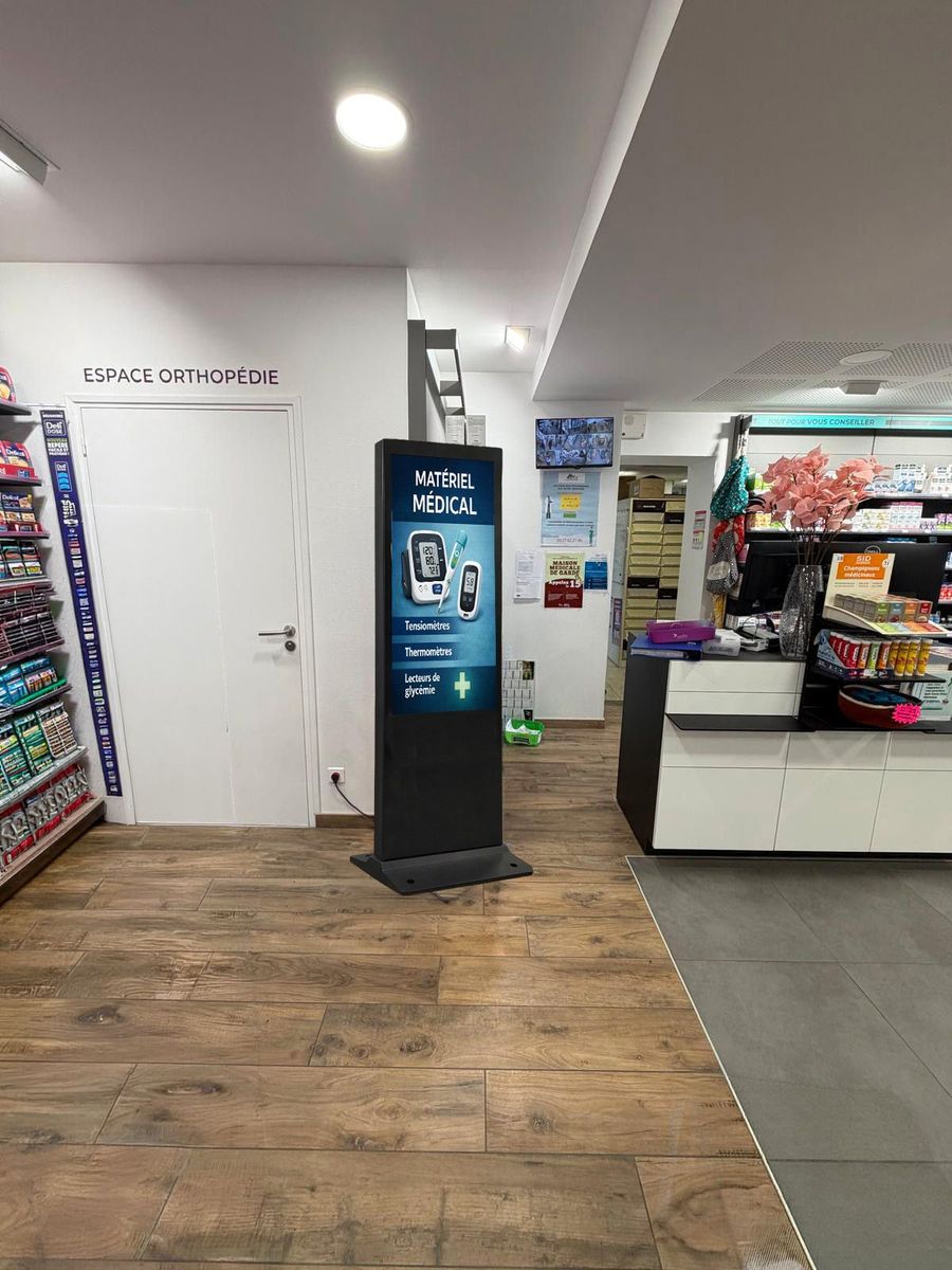 Installation TECHLIZ&nbsp;: totem d'affichage dynamique, pharmacie